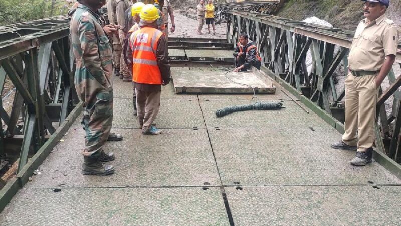 लिमच्यागाड में बना वैली ब्रिज, मुख्यमंत्री द्वारा राहत एवं बचाव अभियान की निरंतर निगरानी का नतीजा, आगे के हिस्सों में क्षतिग्रस्त सड़क का तेजी से पुनर्निर्माण की राह हुई प्रशस्त