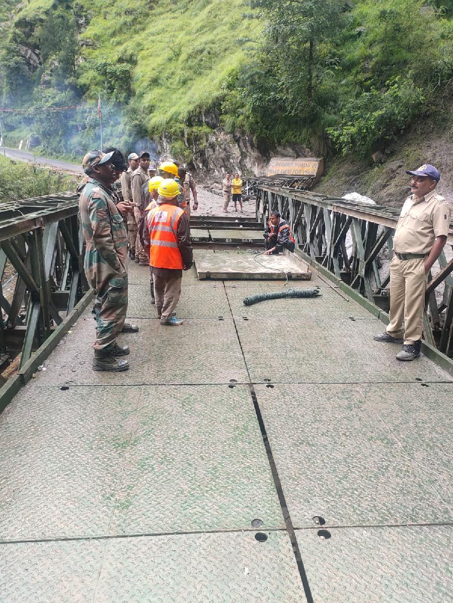 लिमच्यागाड में बना वैली ब्रिज, मुख्यमंत्री द्वारा राहत एवं बचाव अभियान की निरंतर निगरानी का नतीजा, आगे के हिस्सों में क्षतिग्रस्त सड़क का तेजी से पुनर्निर्माण की राह हुई प्रशस्त