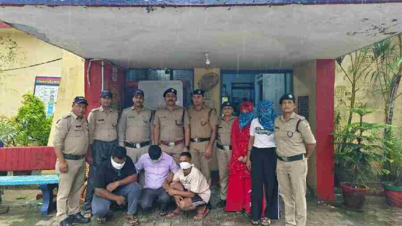किराये के मकान में चल रहे जिस्म फरोसी के धंधे का दून पुलिस ने किया भंडाफोड़, अनैतिक देह व्यापार करवा रहे केयर टेकर सहित 5 अभियुक्तों (2 महिला, 3 पुरुषों) को मौके से किया गिरफ्तार