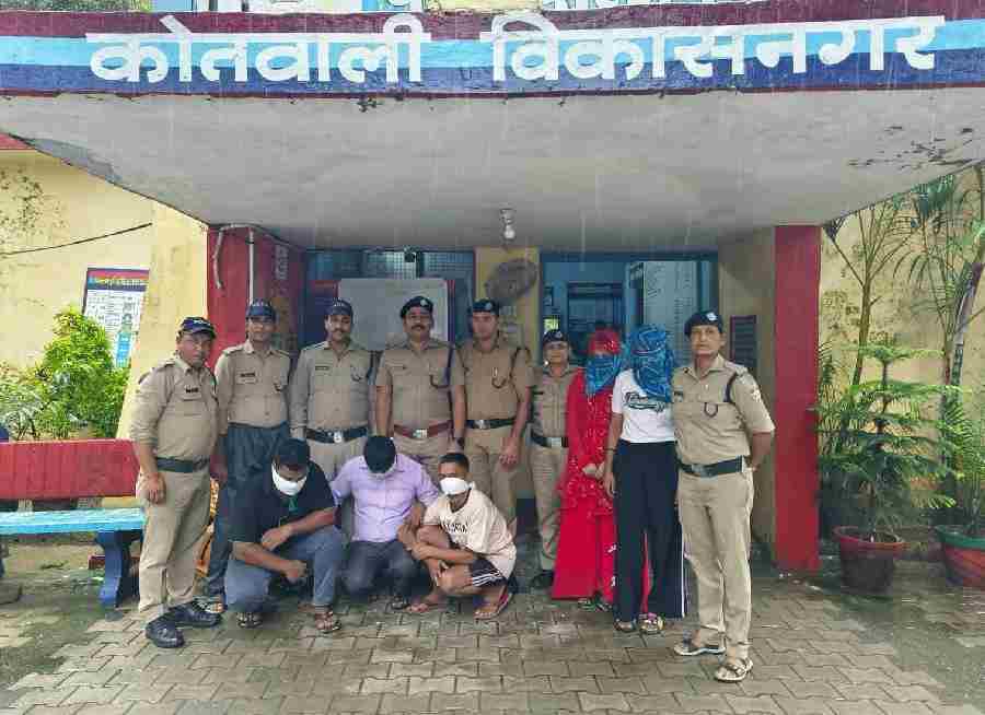 किराये के मकान में चल रहे जिस्म फरोसी के धंधे का दून पुलिस ने किया भंडाफोड़, अनैतिक देह व्यापार करवा रहे केयर टेकर सहित 5 अभियुक्तों (2 महिला, 3 पुरुषों) को मौके से किया गिरफ्तार
