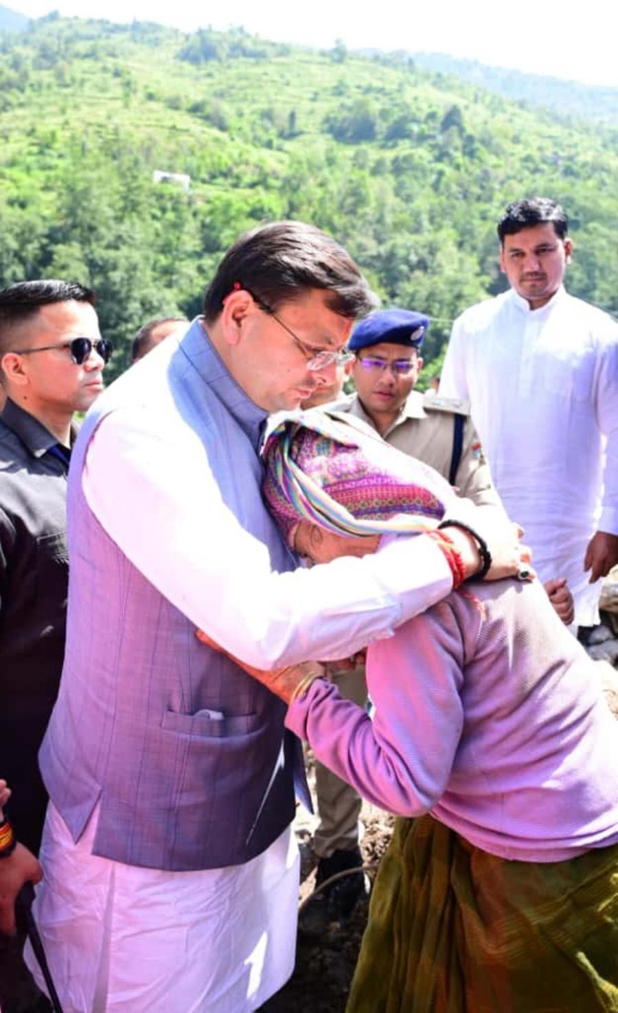 मुख्यमंत्री ने चमोली जिले के आपदा प्रभावित क्षेत्रों का किया निरीक्षण, प्रभावितों का दुःख साझा करते हुए हरसंभव सहायता का दिया भरोसा