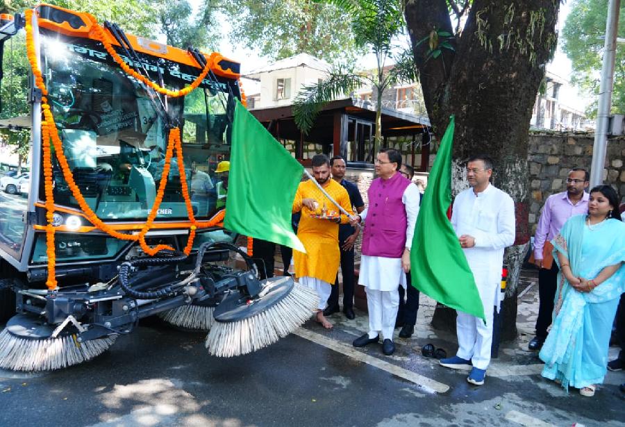 मुख्यमंत्री धामी ने नगर निगम द्वारा संचालित वैक्यूम बेस्ड रोड़ स्वीपिंग मशीन का किया फ्लैग ऑफ
