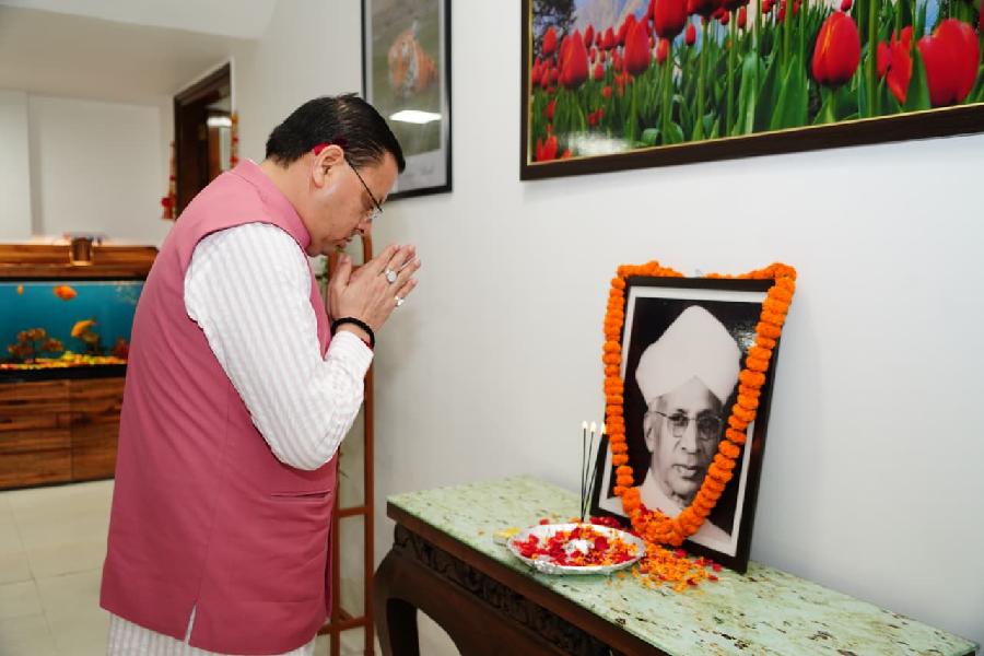 सीएम धामी ने पूर्व राष्ट्रपति, महान दार्शनिक, शिक्षाविद् एवं विचारक भारत रत्न डॉ. सर्वपल्ली राधाकृष्णन की जयंती पर उनके चित्र पर पुष्प अर्पित कर दी श्रद्धांजलि