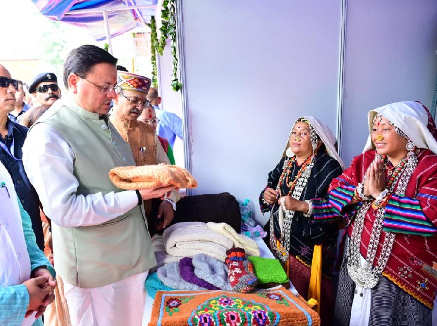 मुख्यमंत्री धामी ने मुख्यमंत्री आवास स्थित मुख्य सेवक सदन में उत्तराखंड हथकरघा एवं हस्तशिल्प विकास परिषद द्वारा आयोजित कार्यक्रम में किया प्रतिभाग