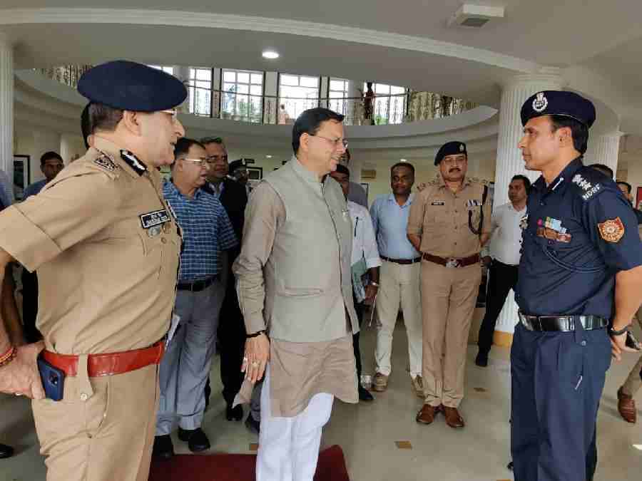 मुख्यमंत्री धामी ने जौलीग्रांट एयरपोर्ट पहुंचकर प्रधानमंत्री के दौरे की तैयारियों का लिया जायजा