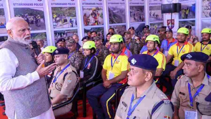 प्रधानमंत्री मोदी एनडीआरएफ, एसडीआरएफ और आपदा मित्र स्वयंसेवकों से मिले और उनके प्रयासों की सराहना की