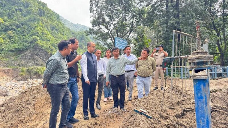 सचिव शैलेष बगोली ने आपदा से क्षतिग्रस्त पेयजल लाइनों को जल्द से जल्द दुरुस्त करने के दिए निर्देश
