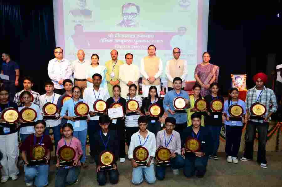 मुख्यमंत्री धामी ने बोर्ड परीक्षा के मेधावियों को किया पुरस्कृत, बीते चार साल में रिकॉर्ड 25 हजार युवाओं को पारदर्शिता के साथ मिली सरकारी नौकरी–सीएम