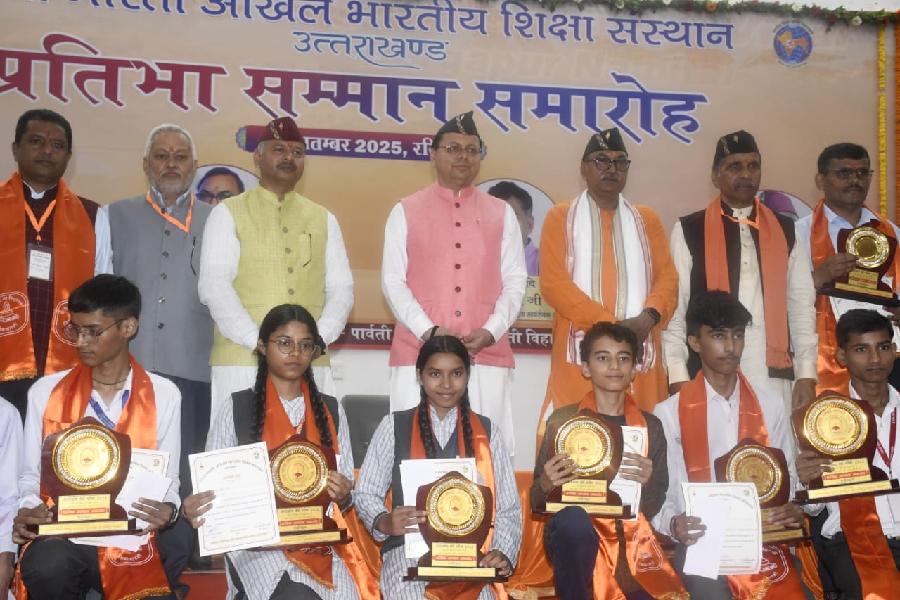 मुख्यमंत्री ने नैनीताल के पार्वती प्रेमा जगाती सरस्वती विहार में विद्या भारती अखिल भारतीय शिक्षा संस्थान उत्तराखंड द्वारा आयोजित प्रतिभा सम्मान समारोह में उत्तराखंड बोर्ड की परीक्षा में विद्या भारती विद्यालयों के उत्कृष्ट स्थान प्राप्त अभ्यर्थियों को किया सम्मानित