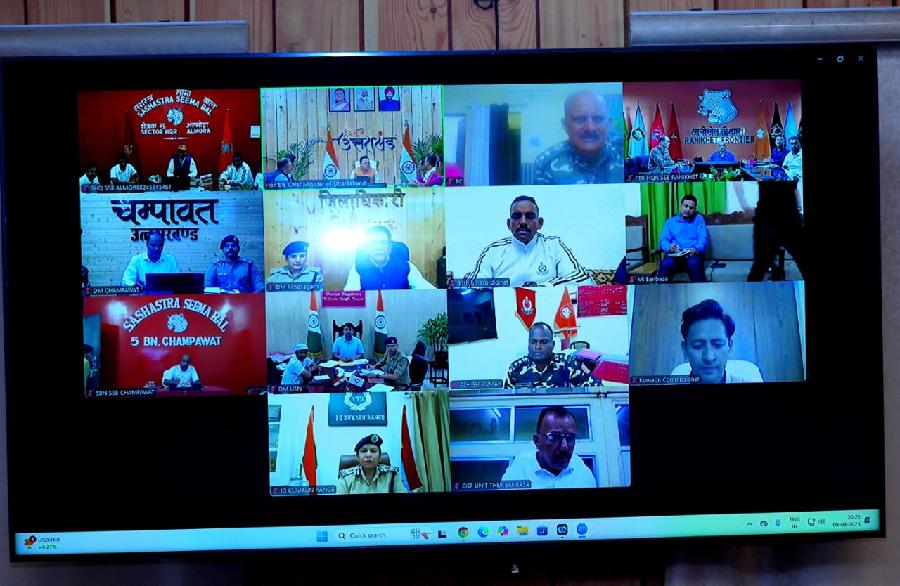 सीएम वीडियो कॉन्फ्रेंसिंग के माध्यम से पड़ोसी देश नेपाल में उत्पन्न हुए राजनीतिक हालातों को ध्यान में रखते हुए राज्य के तीन सीमांत जनपदो चंपावत, पिथौरागढ़ और उधम सिंह नगर के जिला प्रशासन, सशस्त्र सीमा बल के अधिकारियों एवं पुलिस प्रशासन के साथ की समीक्षा बैठक