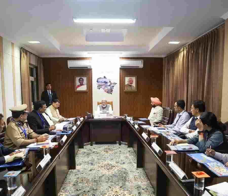 प्रधानमंत्री ने देहरादून का दौरा किया और उत्तराखंड में बाढ़ से हुए नुकसान का आकलन करने के लिए की समीक्षा बैठक,  प्रधानमंत्री ने उत्तराखंड में बाढ़ और बारिश से प्रभावित क्षेत्रों के लिए 1200 करोड़ रुपये की वित्तीय सहायता की घोषणा की