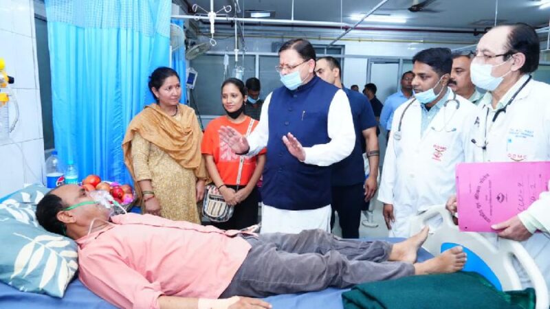 मुख्यमंत्री धामी ने दून अस्पताल में भर्ती वरिष्ठ पत्रकार मोहन भुलानी का हालचाल जाना