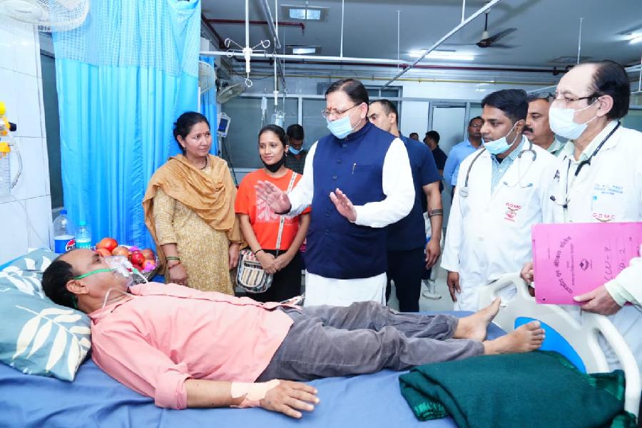 मुख्यमंत्री धामी ने दून अस्पताल में भर्ती वरिष्ठ पत्रकार मोहन भुलानी का हालचाल जाना