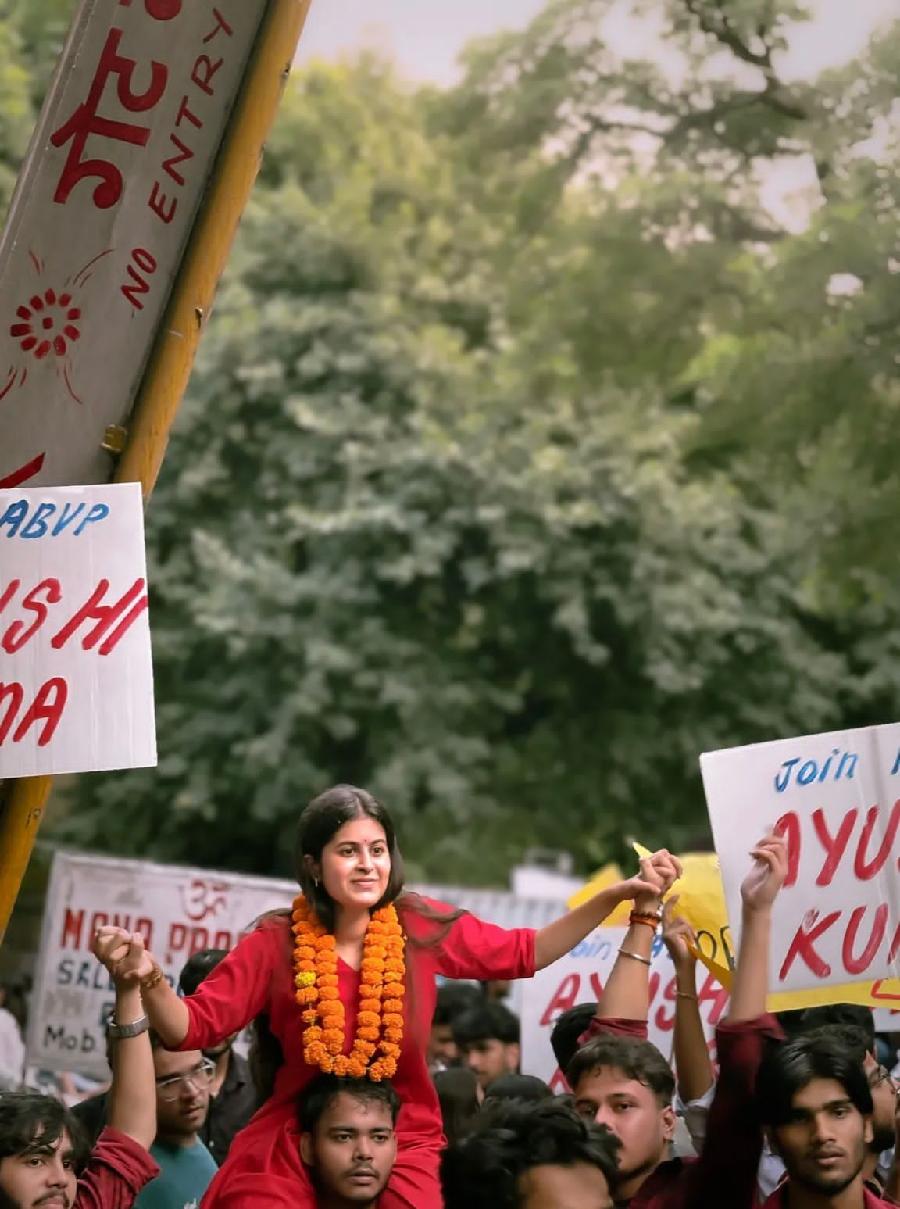 दिव्यांशी वर्मा ने दिल्ली यूनिवर्सिटी छात्र संघ चुनाव में उपाध्यक्ष पद पर जीत हासिल कर सबको चौकाया,  सीएम पुष्कर सिंह धामी समेत अन्य राजनेताओं ने दिव्यांशी को दी बधाई