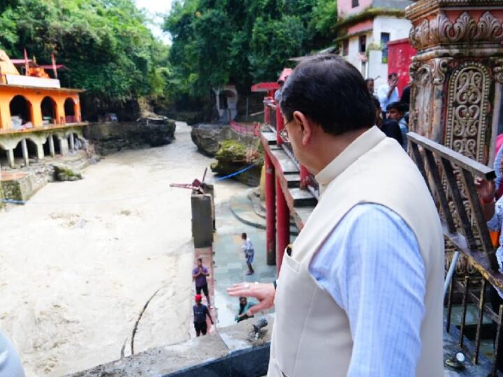 मुख्यमंत्री धामी ने टपकेश्वर महादेव मंदिर क्षेत्र में अतिवृष्टि से प्रभावित स्थल का किया निरीक्षण