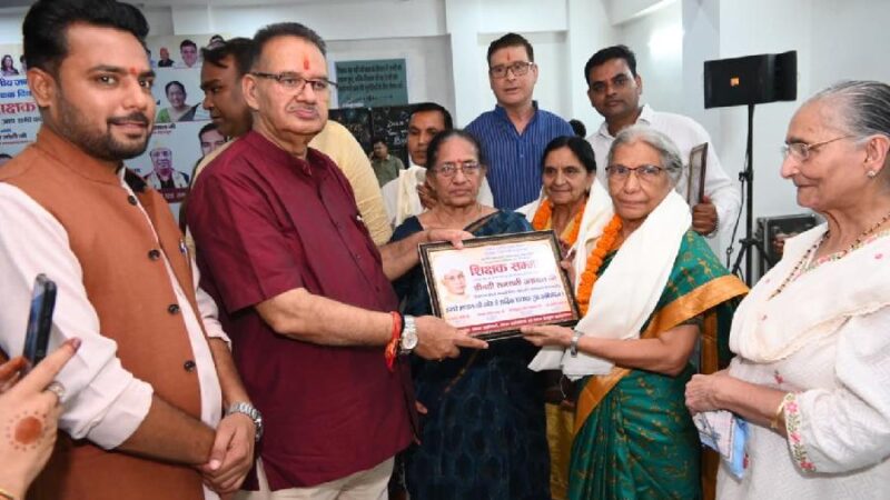 शिक्षक दिवस पर सम्मान समारोह में बोले मंत्री गणेश जोशी, शिक्षक राष्ट्र के निर्माता, मंत्री जोशी ने उत्कृष्ट कार्य करने वाले शिक्षकों को शॉल व स्मृति चिन्ह देकर किया सम्मानित