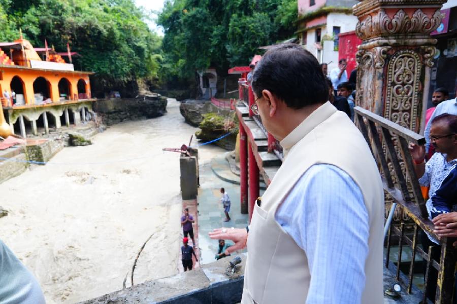 मुख्यमंत्री धामी ने टपकेश्वर महादेव मंदिर क्षेत्र में अतिवृष्टि से प्रभावित स्थल का किया निरीक्षण