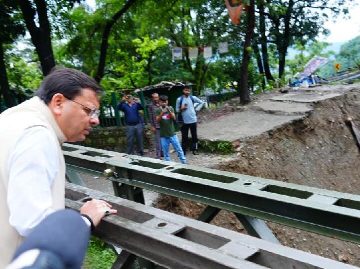 मुख्यमंत्री धामी ने राज्य आपदा परिचालन केंद्र से प्रदेशभर में हुई अतिवृष्टि की समीक्षा करने के बाद मसूरी रोड एवं किमाड़ी क्षेत्र का किया स्थलीय निरीक्षण
