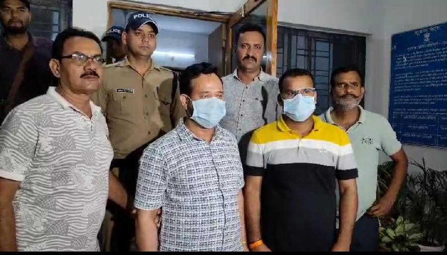 मुख्यमंत्री के सख्त नकल विरोधी कानून के तहत उत्तराखण्ड पुलिस की बड़ी कार्रवाई, परीक्षा में पास करवाने का प्रलोभन देने वाले गिरोह का पुलिस ने किया भण्डाफोड, कुख्यात नकल माफिया हाकम सिंह व उसके सहयोगी को किया गिरफ्तार