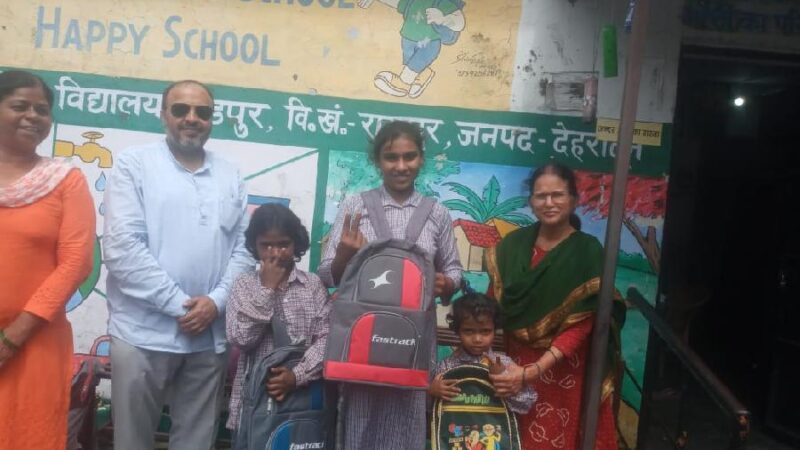 डीएम बने असहाय;निर्धन बच्चों के मामा, 3 निर्धन बेटियों काजल ;रागनी; प्रीति को स्कूल में दिलाया दाखिला, शिक्षा ही बच्चों का भविष्य संवार सकती है-डीएम