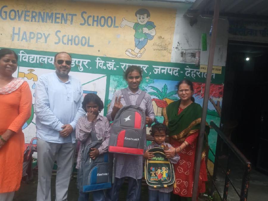 डीएम बने असहाय;निर्धन बच्चों के मामा, 3 निर्धन बेटियों काजल ;रागनी; प्रीति को स्कूल में दिलाया दाखिला, शिक्षा ही बच्चों का भविष्य संवार सकती है-डीएम