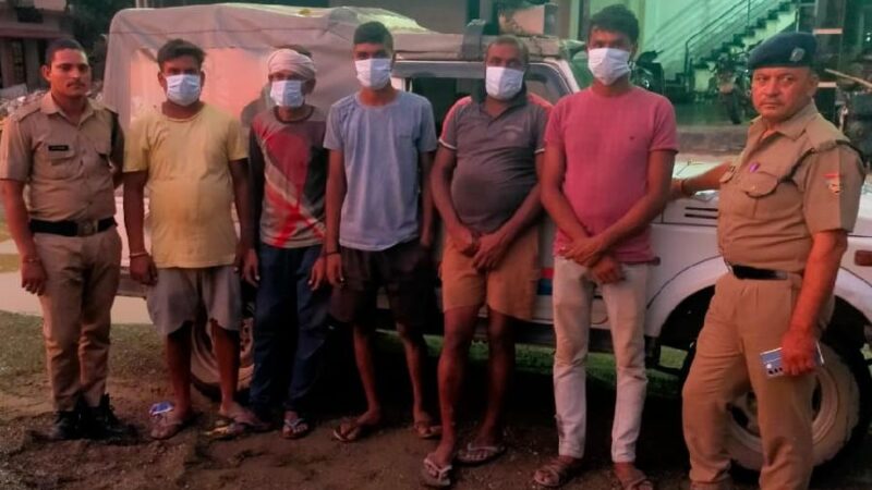 सार्वजनिक स्थानो पर खुलेआम शराब पीने वालों को दून पुलिस ने पढाया कानून का पाठ,  शराबियों की बारात लेकर फिर थाने पहुँची दून पुलिस, 35 शराबियों को पुलिस की वाहन सेवा लायी थाने