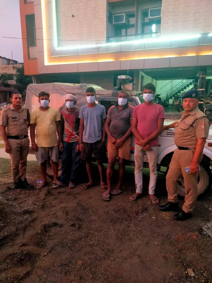 सार्वजनिक स्थानो पर खुलेआम शराब पीने वालों को दून पुलिस ने पढाया कानून का पाठ, शराबियों की बारात लेकर फिर थाने पहुँची दून पुलिस, 35 शराबियों को पुलिस की वाहन सेवा लायी थाने
