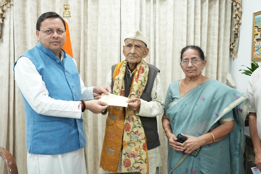 96 वर्षीय जबर सिंह रावत ने मुख्यमंत्री राहत कोष में दान किए 7 लाख, मुख्यमंत्री पुष्कर सिंह धामी ने की सराहना
