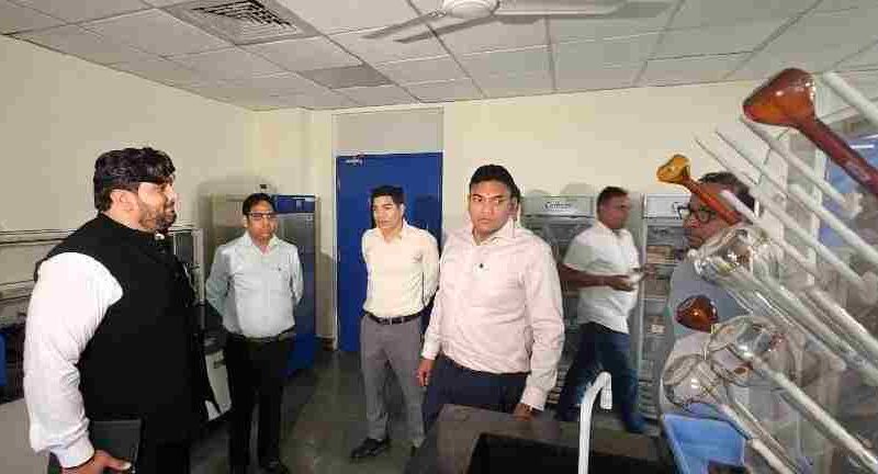 ” ड्रग फ्री उत्तराखंड 2025”  मुख्यमंत्री के संकल्प को ज़मीनी मुक़ाम देने में जुटा FDA, नकली दवाओं और ड्रग्स पर ज़ीरो टॉलरेंस – स्वास्थ्य सचिव डॉ. आर. राजेश कुमार का FDA मुख्यालय में औचक निरीक्षण, 450 से अधिक मेडिकल स्टोरों और 65 मैनुफैक्चरिंग यूनिट्स पर छापेमारी, प्रवर्तन कार्यों में तेज़ी