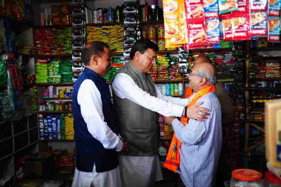 मुख्यमंत्री धामी ने देहरादून के कुँआवाला बाजार में स्वदेशी अपनाओ तथा जीएसटी की नई दरों के व्यापक प्रचार-प्रसार हेतु जनजागरूकता कार्यक्रम के अंतर्गत किया बाजार भ्रमण