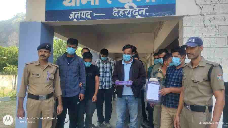 अवैध रूप से जुआ खेल रहे 13 अभियुक्तों को दून पुलिस ने किया गिरफ्तार