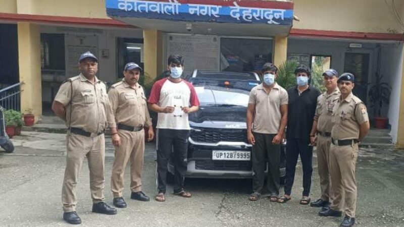 कोतवाली क्षेत्र में हुई फायरिंग की घटना का दून पुलिस ने किया खुलासा, घटना में शामिल 3 अभियुक्तों को पुलिस ने किया गिरफ्तार, वादी के साथ पुरानी रंजिश के चलते अभियुक्तों ने जान से मारने की नीयत से किया था फायर