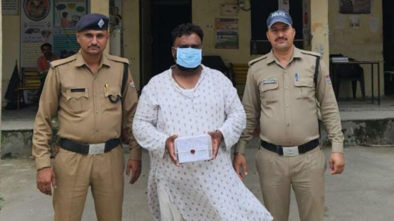 ठक- ठक गैंग का एक शातिर अभियुक्त आया दून पुलिस की गिरफ्त में, लोगों को अपनी बातों में उलझा कर देता था चोरी/स्नेचिंग की घटनाओ को अंजाम