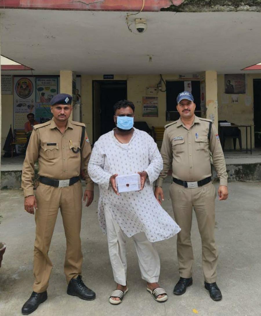ठक- ठक गैंग का एक शातिर अभियुक्त आया दून पुलिस की गिरफ्त में, लोगों को अपनी बातों में उलझा कर देता था चोरी/स्नेचिंग की घटनाओ को अंजाम