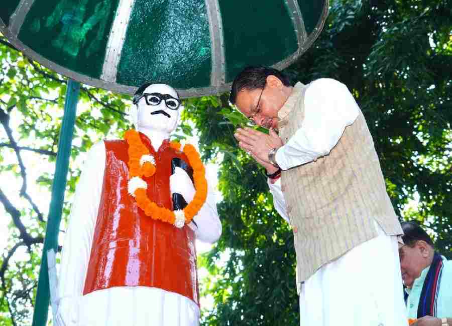मुख्यमंत्री धामी ने पंडित दीनदयाल उपाध्याय की जयंती पर दीनदयाल पार्क स्थित उनकी प्रतिमा पर किया माल्यार्पण