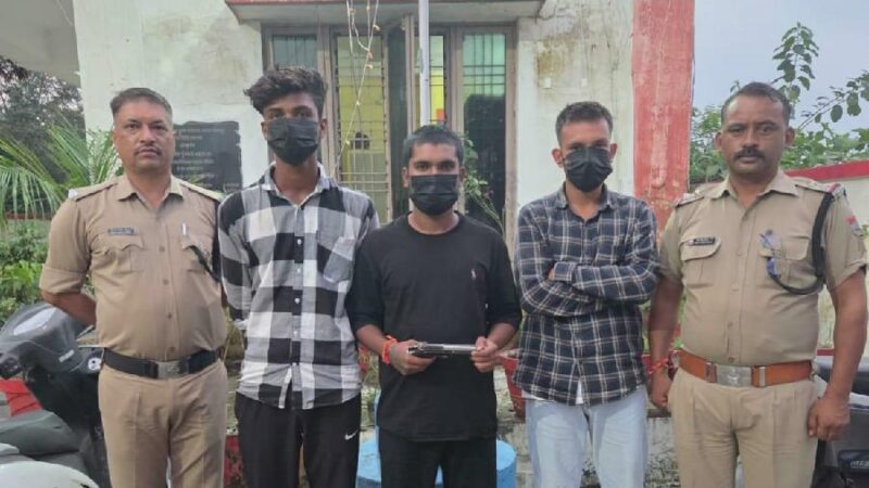 सोशल मीडिया पर फेमस होने का शौक ले पहुँचा थाने, 3 युवकों द्वारा पिस्टल लाइटर से केक काटने का बनाया था वीडियो