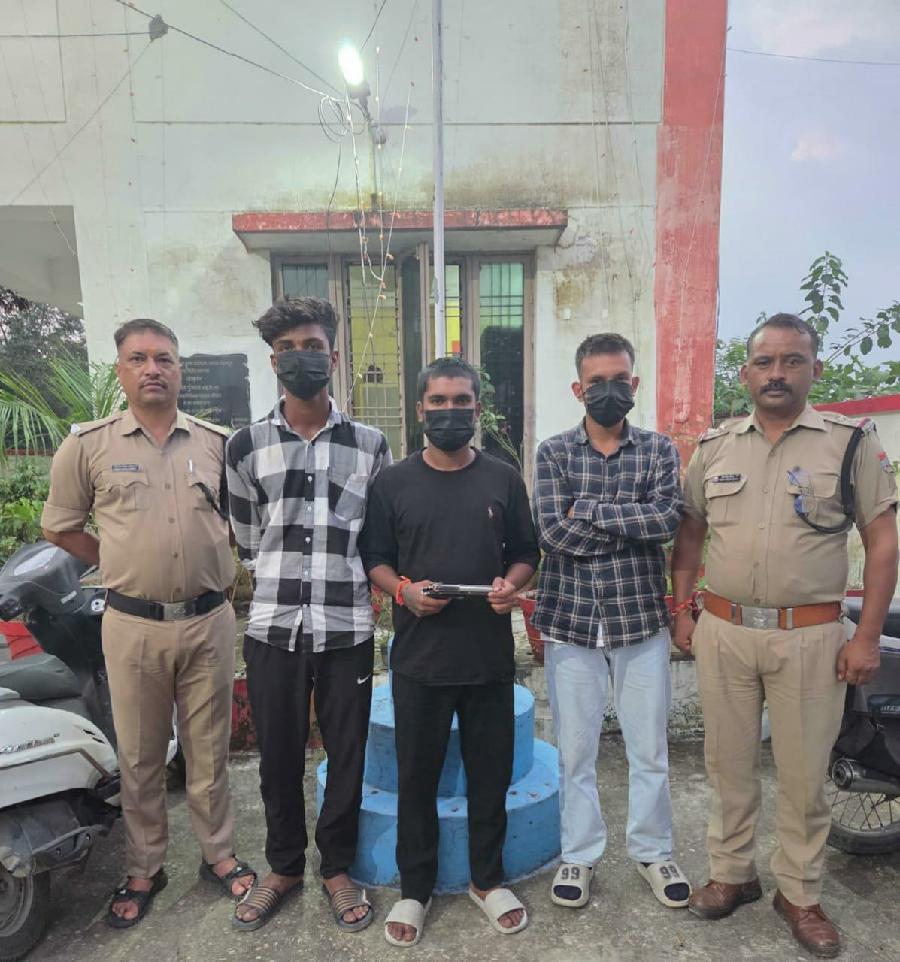 सोशल मीडिया पर फेमस होने का शौक ले पहुँचा थाने, 3 युवकों द्वारा पिस्टल लाइटर से केक काटने का बनाया था वीडियो