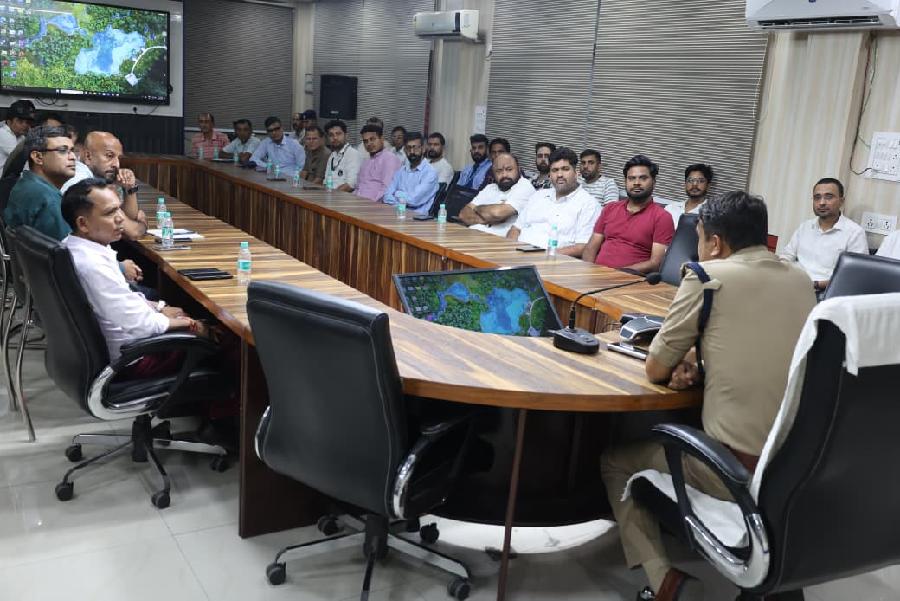 एसएसपी देहरादून ने जनपद में स्थित विभिन्न कोचिंग सेन्टर प्रबन्धकों/संचालकों के साथ की गोष्ठी, UKSSSC द्वारा आयोजित स्नातक स्तरीय परीक्षा के सम्बन्ध में नकल विरोधी कानून के तहत दर्ज अभियोग के सम्बन्ध लिया फीडबैक