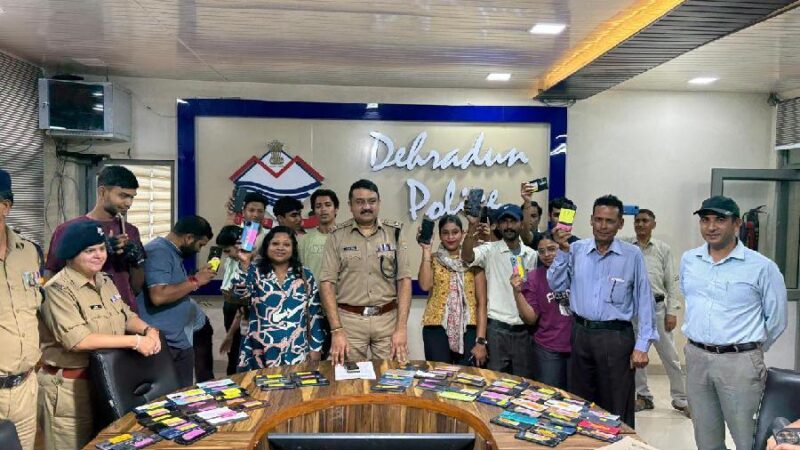 खोये मोबाइलों को वापस लौटाकर दून पुलिस ने बिखेरी चेहरों पर मुस्कान, साइबर सेल की टीम द्वारा देहरादून के अलग-अलग स्थानों से गुम हुए 53 लाख रू0 से अधिक मूल्य के 228 मोबाइल फोनों को किया रिकवर
