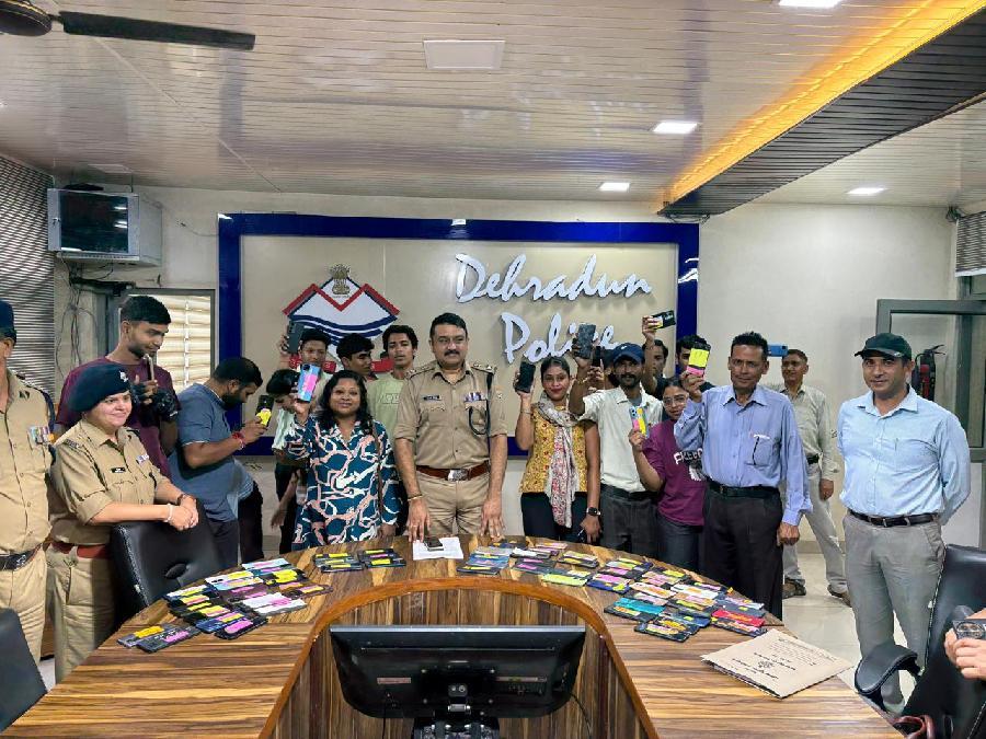 खोये मोबाइलों को वापस लौटाकर दून पुलिस ने बिखेरी चेहरों पर मुस्कान, साइबर सेल की टीम द्वारा देहरादून के अलग-अलग स्थानों से गुम हुए 53 लाख रू0 से अधिक मूल्य के 228 मोबाइल फोनों को किया रिकवर