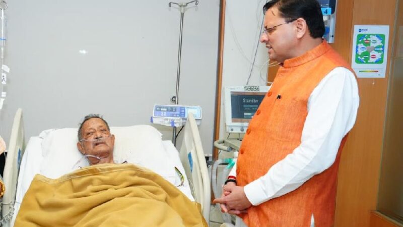 सीएम धामी ने मैक्स हॉस्पिटल में जाकर पूर्व मुख्यमंत्री भुवन चंद्र खंडूरी के स्वास्थ्य का हालचाल जाना