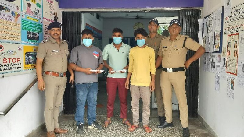रील बनाने वालो की दून पुलिस ने बनाई रेल, तमंचे से फायर करने का वीडियो सोशल मीडिया पर हो रहा था वायरल, वायरल वीडियो पर कार्यवाही करते हुए 3 अभियुक्तों को पुलिस ने किया गिरफ्तार