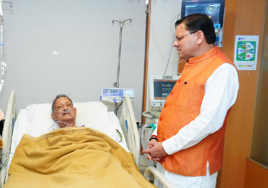 सीएम धामी ने मैक्स हॉस्पिटल में जाकर पूर्व मुख्यमंत्री भुवन चंद्र खंडूरी के स्वास्थ्य का हालचाल जाना