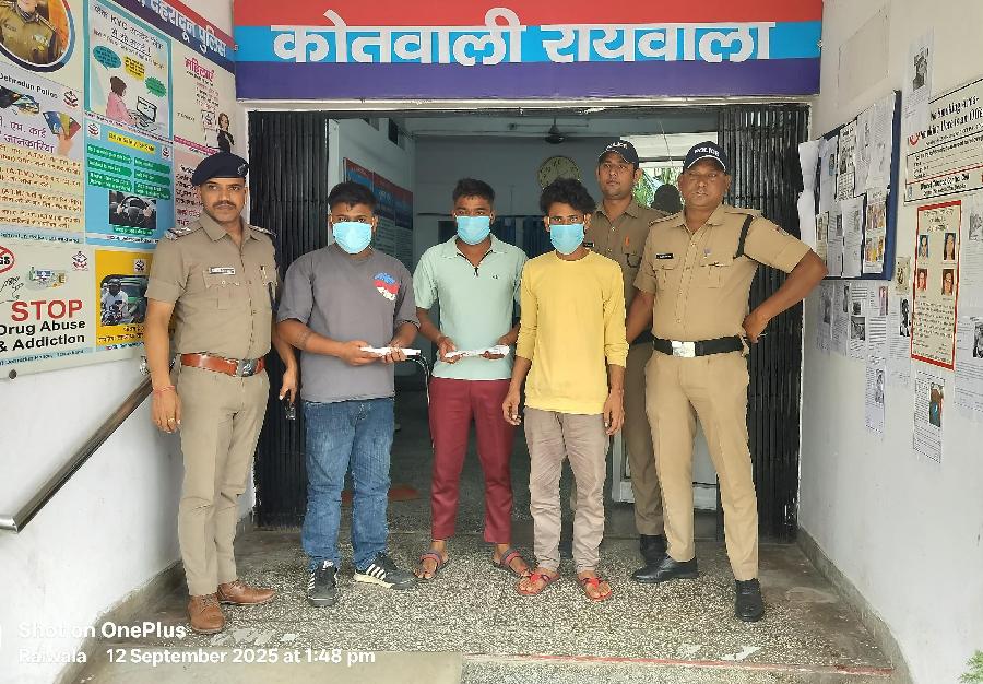 रील बनाने वालो की दून पुलिस ने बनाई रेल, तमंचे से फायर करने का वीडियो सोशल मीडिया पर हो रहा था वायरल, वायरल वीडियो पर कार्यवाही करते हुए 3 अभियुक्तों को पुलिस ने किया गिरफ्तार