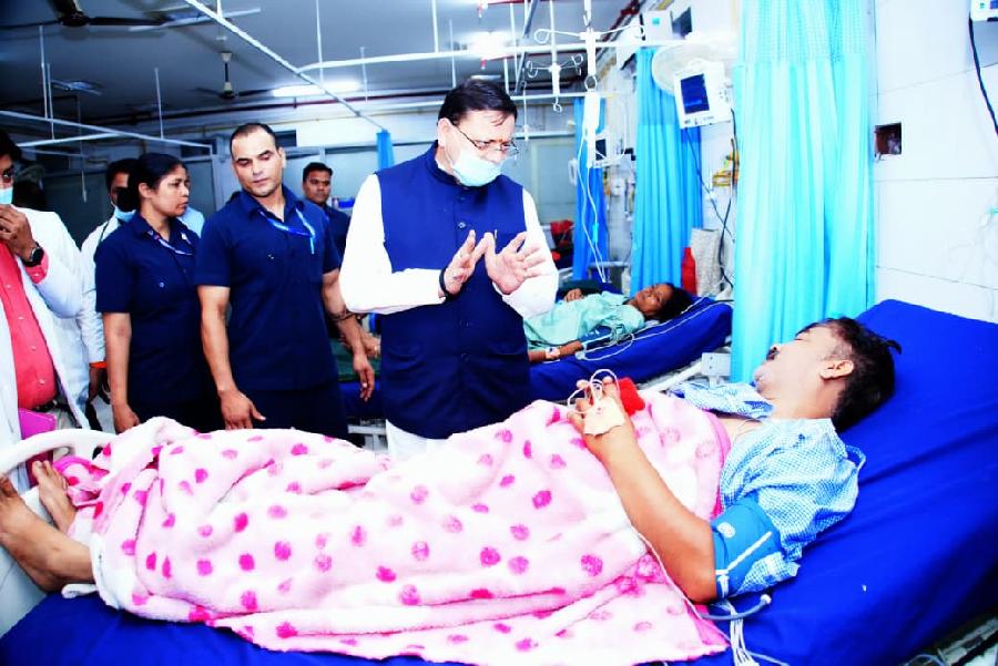 मुख्यमंत्री धामी ने दून अस्पताल का निरीक्षण, मरीजों से सीधे संवाद कर जानी उनकी स्वास्थ्य सेवाओं की स्थिति