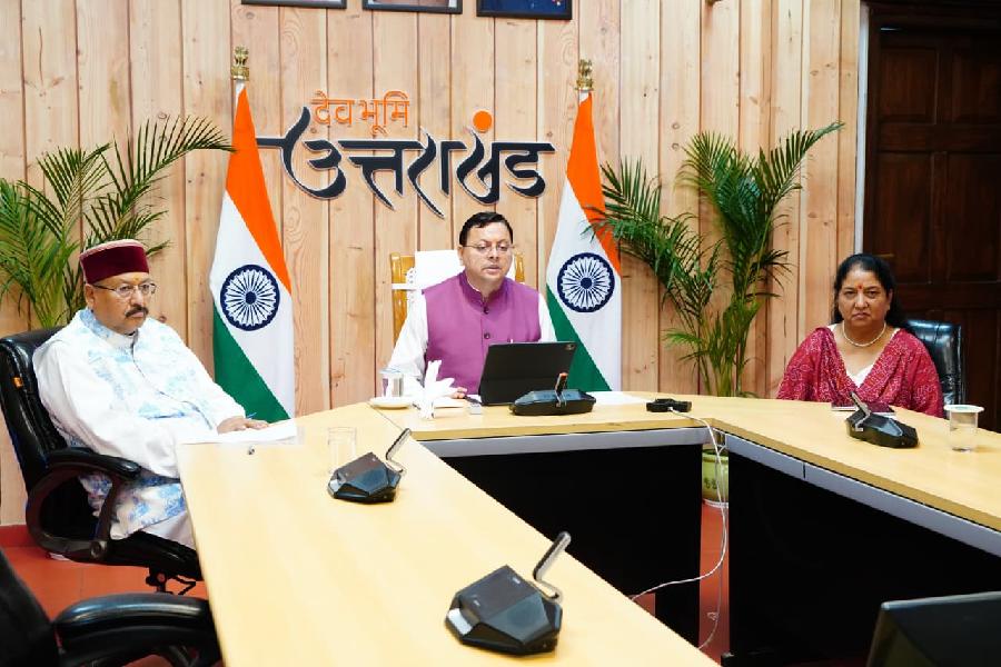 सीएम धामी ने मुख्यमंत्री आवास में प्रदेश में चल रहे जी.एस.टी. एवं स्वदेशी जागरूकता अभियान की समीक्षा बैठक की