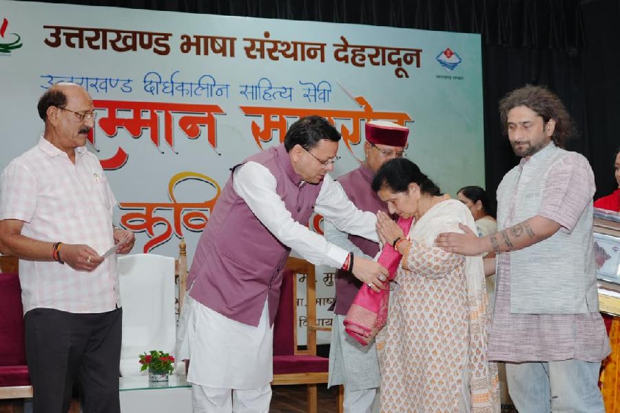 सीएम धामी ने साहित्यकार शैलेश मटियानी, गिरीश तिवारी, शेरदा अनपढ़, हीरा सिंह राणा, सोमवारी लाल उनियाल व श्री अतुल शर्मा को उत्तराखंड दीर्घकालीन साहित्य सेवी सम्मान से किया सम्मानित