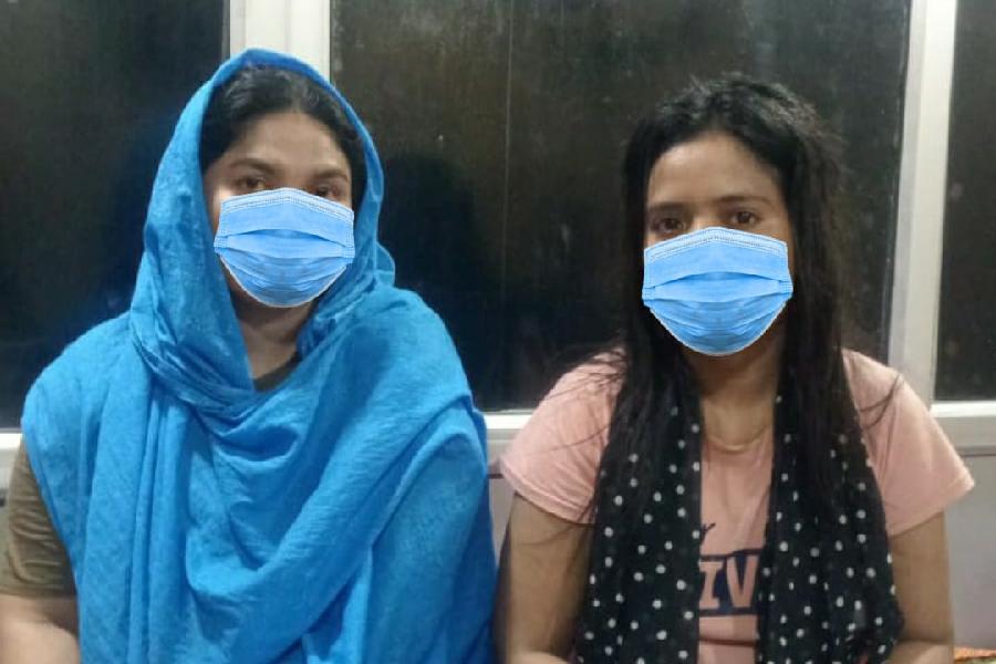 देहरादून में अवैध रूप से निवास कर रही 2 बांग्लादेशी महिला नागरिकों को दून पुलिस ने किया गिरफ्तार, पूर्व में भी आपरेशन कालनेमि के अन्तर्गत 5 अवैध बांग्लादेशी नागरिको को गिरफ्तार कर किया गया था डिपोर्ट