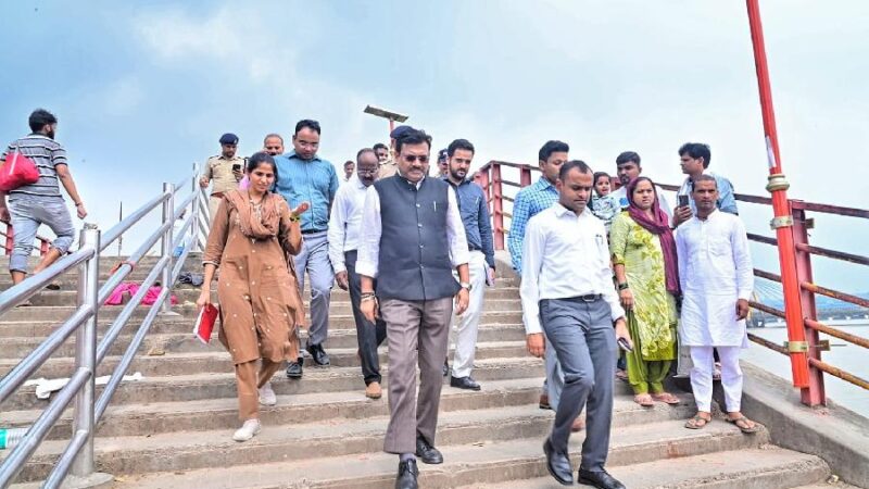 2027 कुंभ मेले को दिव्य एवं भव्य ढंग से आयोजित करने के लिए किए जाने वाले निर्माण कार्यों का मुख्य सचिव ने कुंभ मेल क्षेत्र का किया स्थलीय निरीक्षण