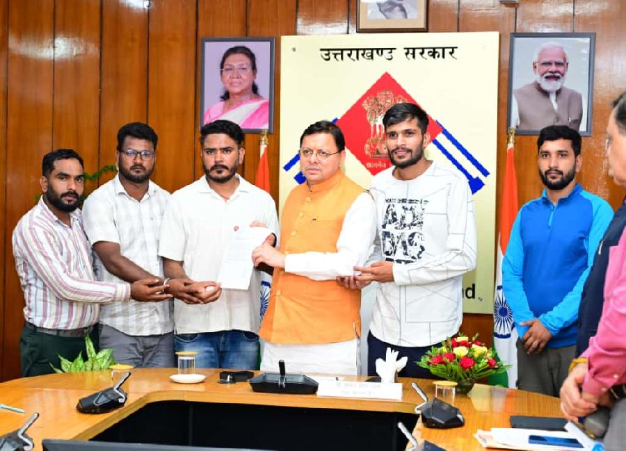 बेरोज़गार संघ के अध्यक्ष राम कंडवाल के नेतृत्व में एक प्रतिनिधिमंडल ने मुख्यमंत्री धामी से सचिवालय में की भेंट